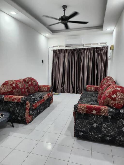 Vila D'Haja 61 Klia Sepang With 3 Airconds & Wifi Banting  Exteriér fotografie