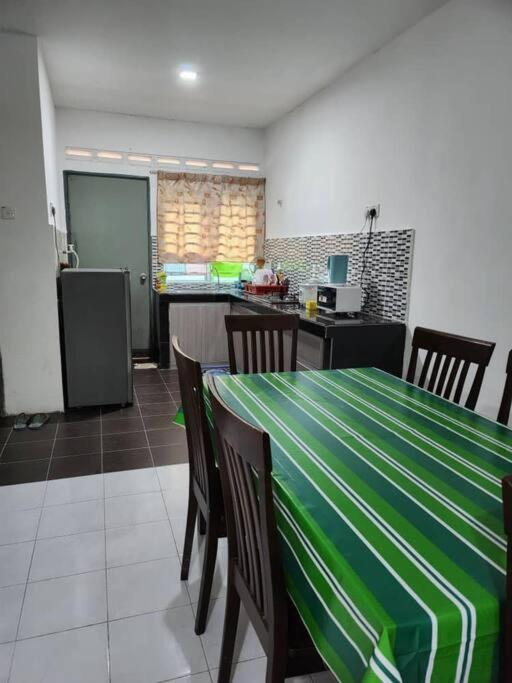 Vila D'Haja 61 Klia Sepang With 3 Airconds & Wifi Banting  Exteriér fotografie