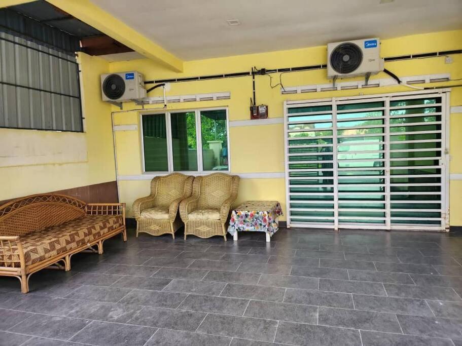 Vila D'Haja 61 Klia Sepang With 3 Airconds & Wifi Banting  Exteriér fotografie